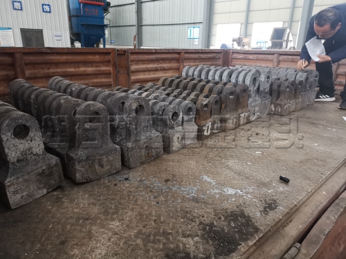 破碎機(jī)錘頭有必要使用原廠的嗎？還是訂耐磨錘頭更好?